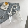 Borsa tote trasparente in PVC con bordo bianco e spalline larghe su sfondo denim - Bianco