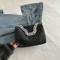 Sac à main chic en strass noirs avec chaîne argentée sur fond de veste en jean - Noir