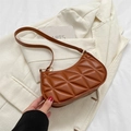Bolso baguette marrón acolchado geométrico de piel sintética con herrajes dorados - Marrón