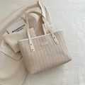 Borsa tote intrecciata beige con manici in pelle PU bianchi e logo per il tempo libero - Bianco