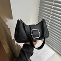 Bolso de hombro minimalista negro en forma de media luna con hebilla cuadrada plateada - Negro