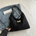 Bolso de hombro negro con adorno de mariposa dorada y cadena metálica de moda actual - Negro