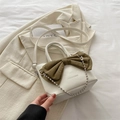 Sac à main beige chic avec un grand nœud vert olive et une chaîne à perles argentée - Blanc