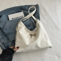 Bolso tote plissettato blanco crema con mariposa de metal plateado y correa de cadena - Blanco