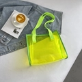 Borsa tote in PVC trasparente verde neon mostrata in un ambiente di vita quotidiana - Verde