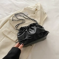 Minimalistische schwarze Beuteltasche mit Schleifendetails und Leder-Kettengurt - Schwarz