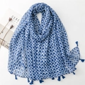 Sciarpa effetto lino con motivo a squame blu e dettagli di nappe su sfondo bianco - Stile a Scaglie di Pesce Blu (SL2401-006) / 180*88cm