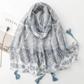 Blauer Schal mit Leinen-Gefühl, Vintage-Blumenmuster und Quasten auf weißem Grund - 180x88cm / Blaugrauer Vintage-Druck (SL2401-007)