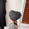 Borsa a tracolla nera a cuore con ali di pipistrello, cuciture a ragnatela e catena argento - Nero