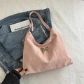 Bolso de hombro rosa claro con mariposa, textura de mármol y detalles de cadena fina - Rosa