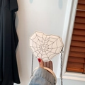 Borsa a tracolla cuore bianca con cuciture ragnatela nera e catena d'argento - Bianco Sporco