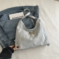 Bolso de hombro plateado metalizado con hebilla de mariposa y textura plisada - Gris