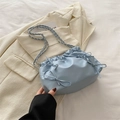 Hellblaue Eimer-Tasche aus PU-Leder mit zarten Schleifen und silbernem Kettenriemen - Blau
