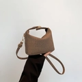Sac à main carré marron texturé avec finitions dorées et bandoulière réglable - Marron
