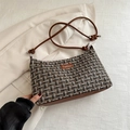 Schicke Schultertasche aus Tweed in Braun mit Lederriemen und Mode-Etikett - Schwarz