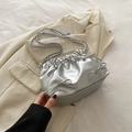 Silberne Falten-Beuteltasche mit Schleifen-Details und Kettenriemen im modischen Look - Silber