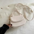 Bolso de hombro minimalista blanco crema con herrajes dorados y correa ajustable - Blanco