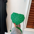 Borsa a tracolla verde a forma di cuore con cuciture a ragnatela e catena d'argento - Verde