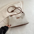 Schultertasche aus Tweed in Beige mit dunkelbraunem Lederriemen und Mode-Etikett - Weiß