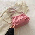 Sac seau plissé rose avec nœuds décoratifs et bandoulière en chaîne argentée - Rose