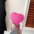 Bolso de corazón rosa intenso con bordado de telaraña blanca y cadena plateada - Rosa rojo