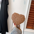 Bolso bandolera marrón con forma de corazón para mujer con bordado de telaraña blanca y cadena - Marrón