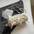 Borsa a tracolla a cilindro bianco crema plissettata con fiocchi decorativi - Bianco Sporco