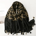 Primer plano de bufanda con estampado de leopardo, tacto de algodón y lino con flecos - Verde Oscuro