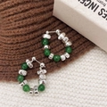 Dettaglio di orecchini a cerchio fatti a mano con perle d'argento e calcedonio verde - Stile Calcedonio Verde (A-169)