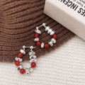 Orecchini a cerchio con perle rosse e occhio di tigre su maglia autunnale - Stile Agata Rossa (A-169)