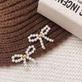 Orecchini di perle a forma di fiocco stile francese con perla centrale dorata su maglia - Perla Bianca (A-1110-白珍珠)