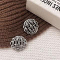 Dettaglio di orecchini tondi in argento vintage con trama intrecciata su maglia - Argento Lucido (A-1127)