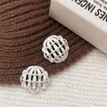 Elegante matte silberne Creolen mit gekreuzter Flechtstruktur für modebewusste Damen - Hohles Kreuzgewebe-Reifen (A-1127)