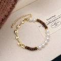 Dettaglio di perline occhio di tigre e perle con bracciale a catena a naso di maiale dorato - Bracciale di Perline Occhio di Tigre