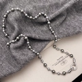 Elegante collar de perlas grises con cierre de circonitas sobre punto y caja regalo - Collar largo gris