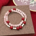 Handgemaakte natuurstenen kralenarmband in vintage stijl met roze kristal en goudaccenten - Natuursteen Stijl