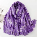 Gros plan d'une écharpe violette à motifs de cœurs dorés et détails de franges - 180*88cm / Violet