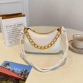 Borsa a mezzaluna bianca iridescente con catena dorata e tracolla con nodi elegante - Bianco