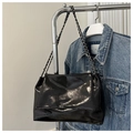 Dettaglio borsa shopper nera lucida con tracolla a catena e scritte bianche moda - Nero