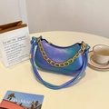 Borsa a mezzaluna sfumata viola-blu con trama a serpente e catena decorativa dorata - Blu scuro