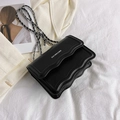 Borsa a tracolla nera minimalista con bordo a onde ed elegante catena intrecciata - Nero