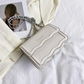 Borsa a tracolla chic bianco crema con patta a onde e catena in metallo argento - Bianco