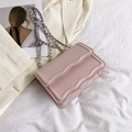 Borsa a tracolla rosa minimalista con bordo ondulato e catena d'argento - Rosa