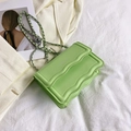 Borsa a tracolla verde chiaro con patta ondulata e catena in metallo argento alla moda - Verde