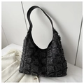 Dettaglio della trama a quadri in tweed nero con frange corte sulla borsa tote grande - Nero