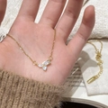 Collier plaqué or avec pendentif en zircon étincelant présenté en gros plan de main - Collier Pendentif Zircone Or