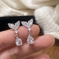 Elegante Meerjungfrau-Ohrstecker mit funkelndem Zirkonia im Birnenschliff und Silber - Silber