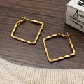 Orecchini a cerchio quadrati a torsione in oro vintage con finitura in metallo su legno - Oro