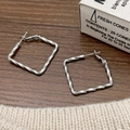 Orecchini a cerchio quadrati tortili in argento con design in metallo geometrico - Argento