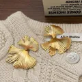 Minimalistische gouden ginkgo blad oorbellen met fijne nerven op zachte gebreide stof - Gouden Ginkgo Blad Stijl (A-280-金色)